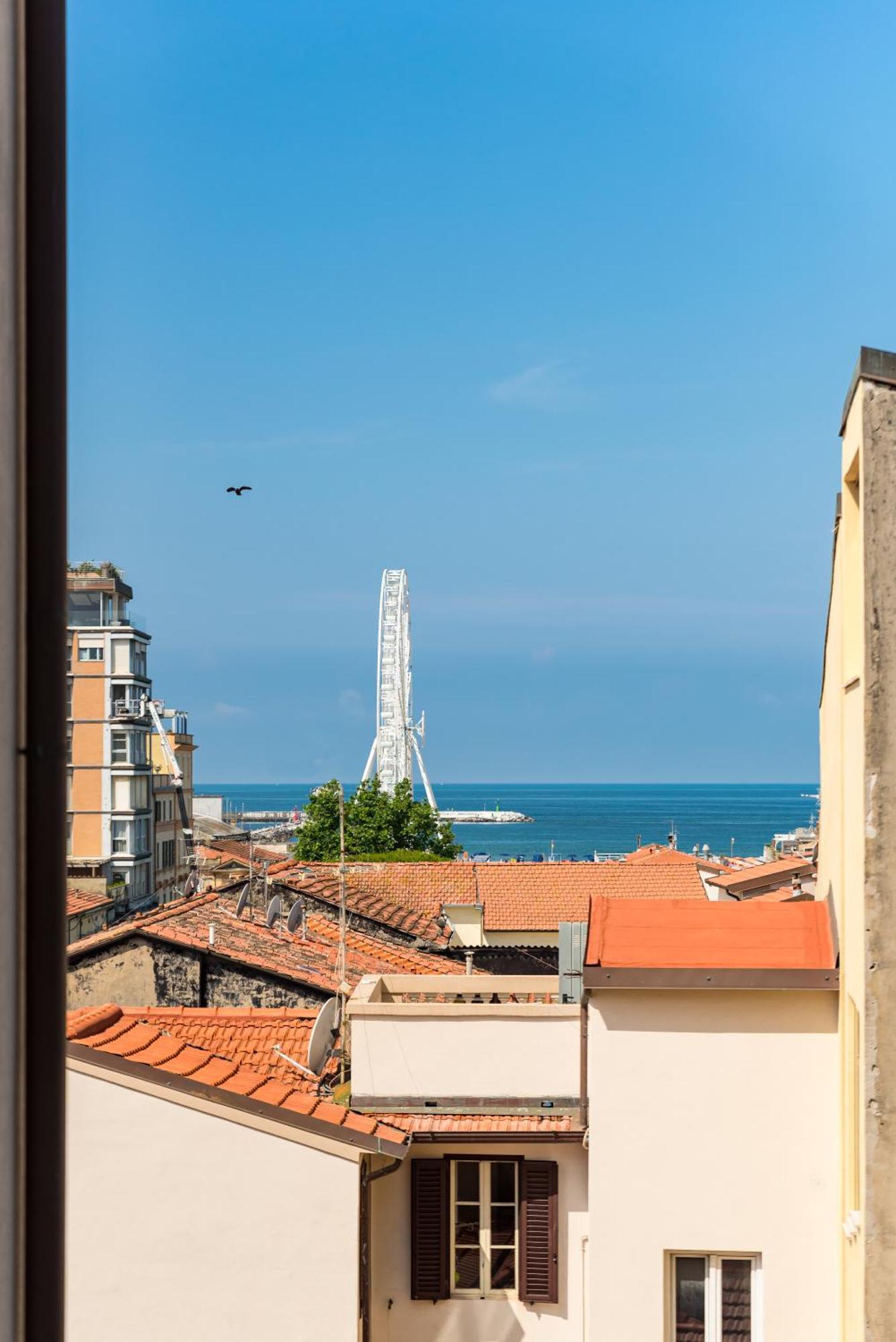Levante Appartamento Di Pregio, Terrazza E Vista Panoramica Sul Mare E La Citta Viareggio Bagian luar foto